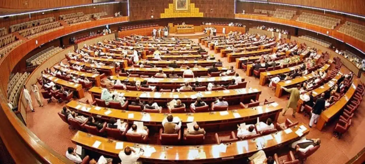 The NA votes legislation that limits lawmakers' disqualification to five years.