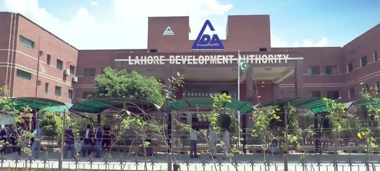 Corrupt Lahore Development Authority Officers under arrest  