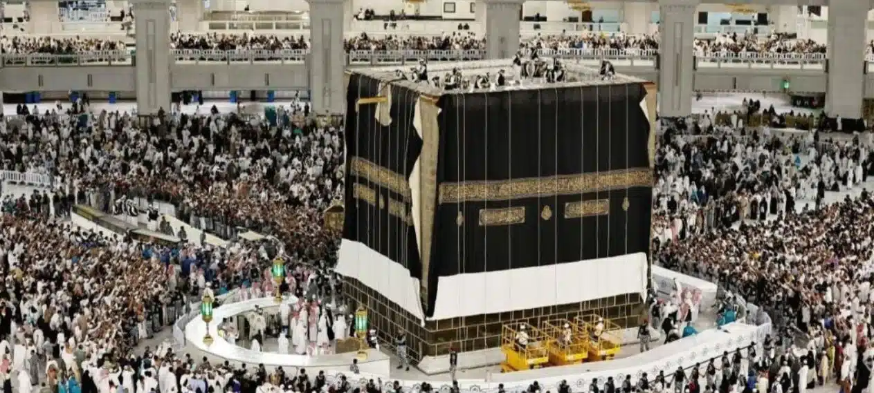 Saudi Arabia Modifies the Ghilaf-e-Kaaba to Commemorate the Islamic New Year