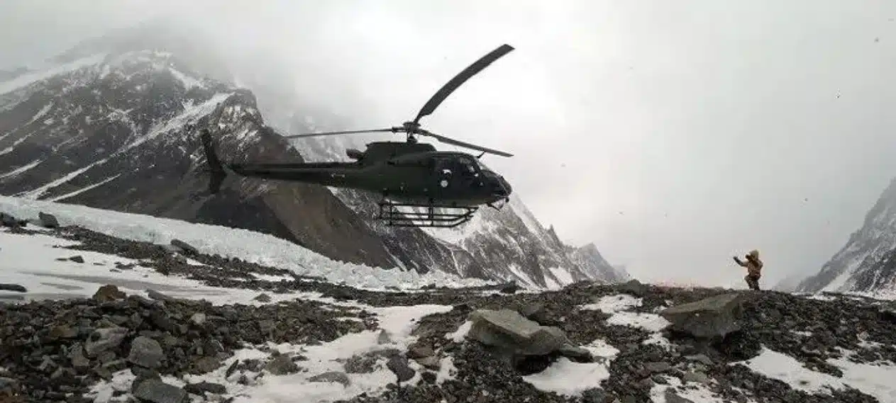Pakistan army rescues trapped foreign climbers