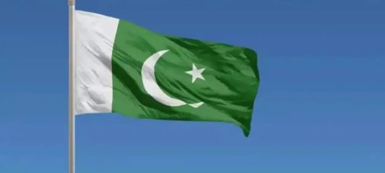 Preparing the biggest national flag in Karachi