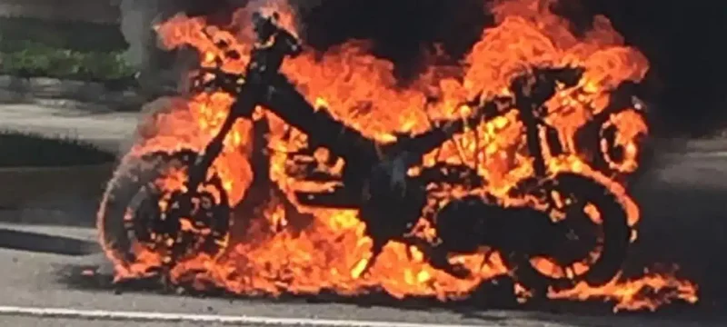 Man Sets Motorcycle on Fire in Karachi