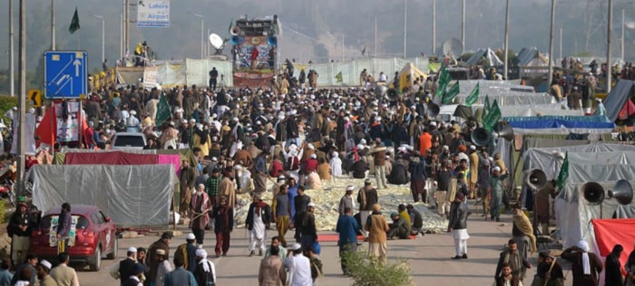 The government establishes a fact-finding committee to investigate the management of the Faizabad sit-in.