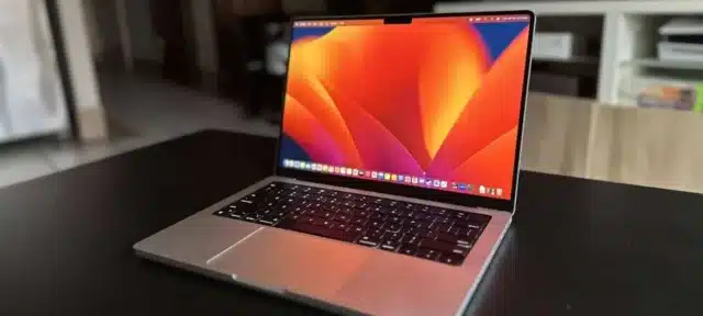 Apple Plans OLED MacBook Pros and Upgraded MacBook Air Launch in 2026