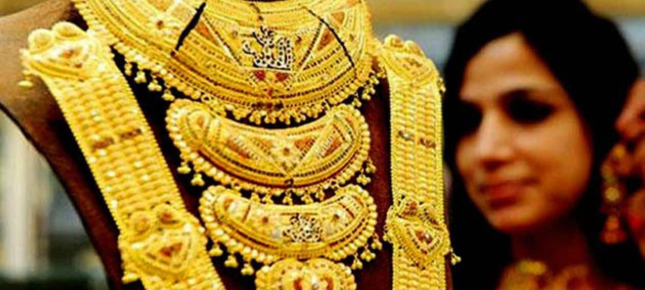 Gold prices fall in Pakistan, Dec 22