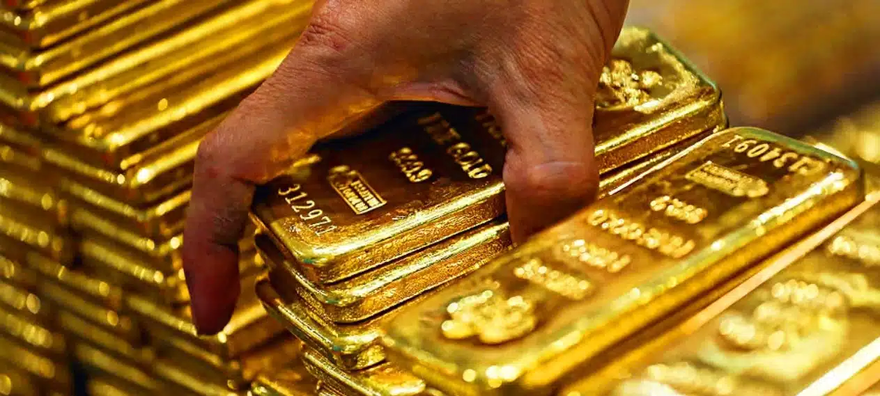 Gold Price in Pakistan Declines Amid International Market Rise