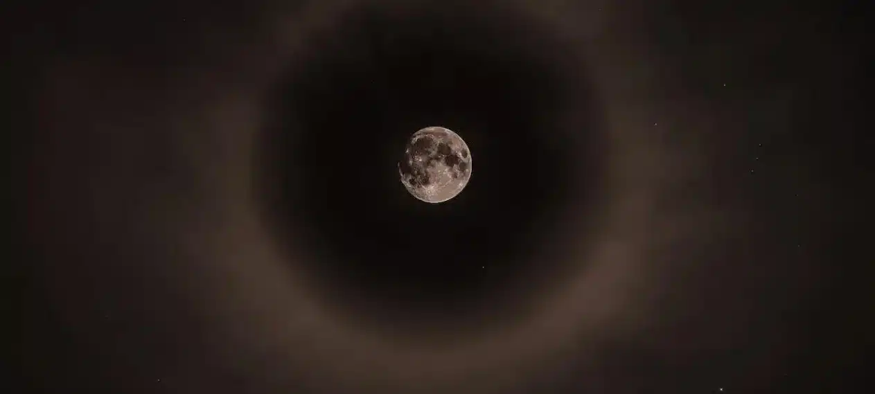 Does seeing halo around moon indicate weak eyesight?