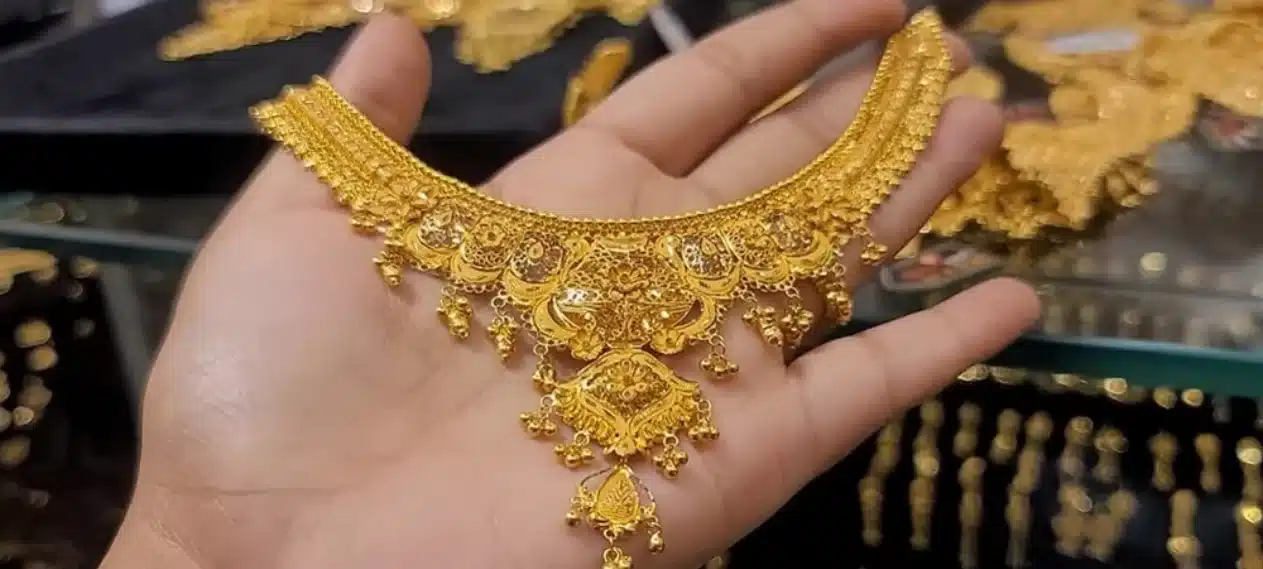 Gold Price in Pakistan Drops Slightly