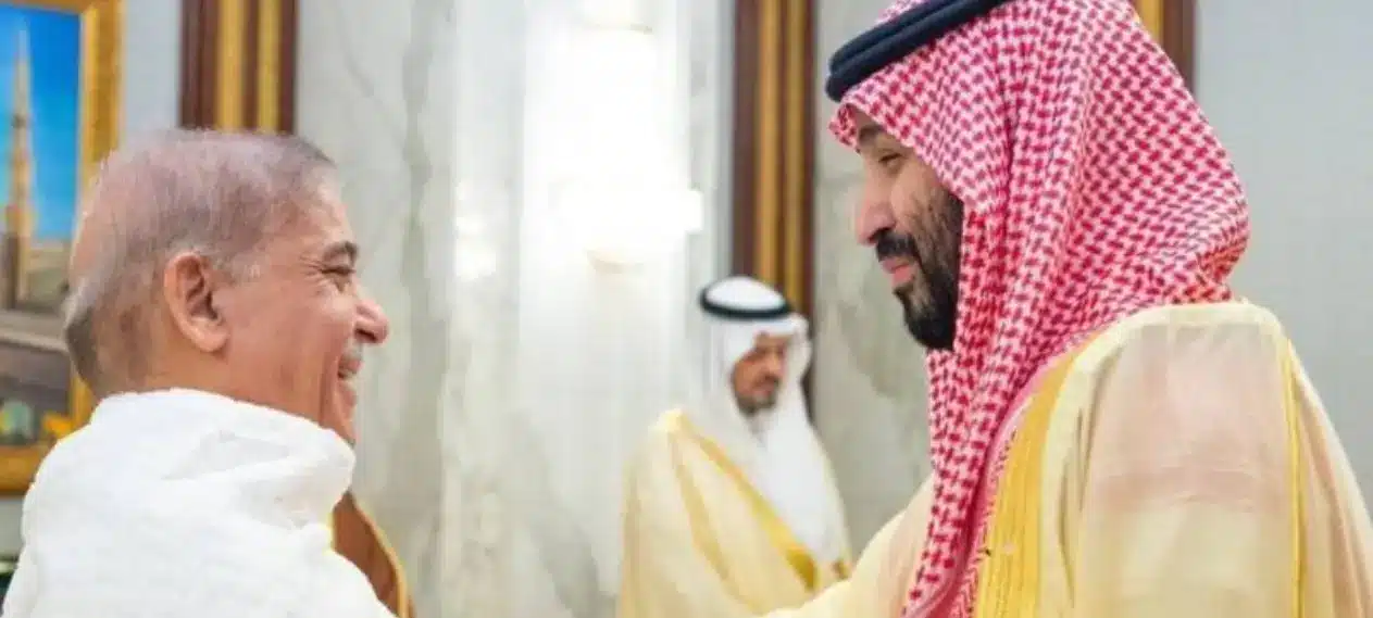 Pakistani PM Shehbaz Sharif Holds Meeting with Saudi Crown Prince MBS Following Umrah
