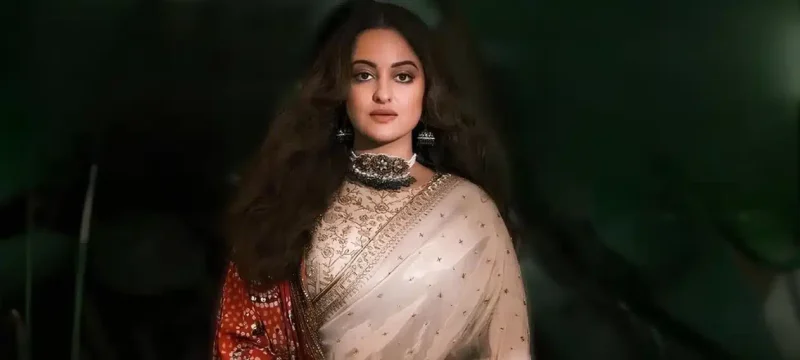 Sonakshi Sinha Stuns in Ansab Jahangir’s Ivory Saree and Orange Bandhani Chaadar