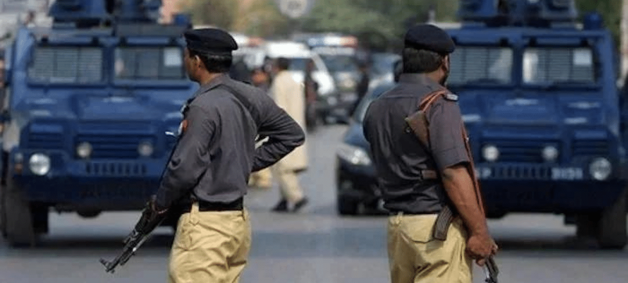 Alleged Police Officers Steal From A Betel Nut Shop in Karachi's Gulshan-E-Iqbal