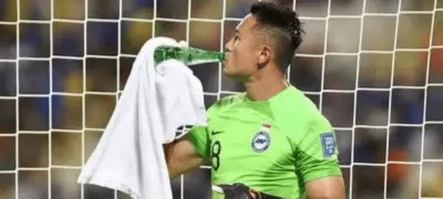 Chinese Fans Show Appreciation To Singapore Goalkeeper With Money