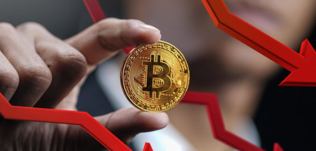 Bitcoin Falls Below $59,000, Loses 4% in Value