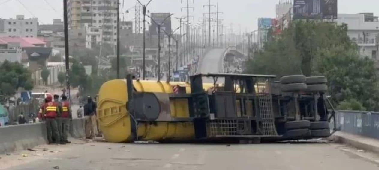 Oil Tanker Crash Near Karachi Baloch Colony Flyover, Kills One