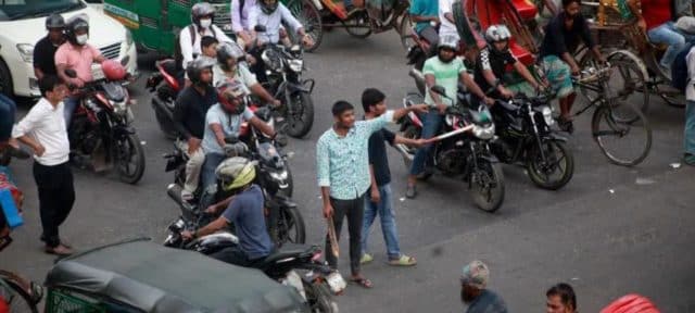 Dhaka: Youngsters Step in to Fill the Roles of Police in Bangladesh Capital