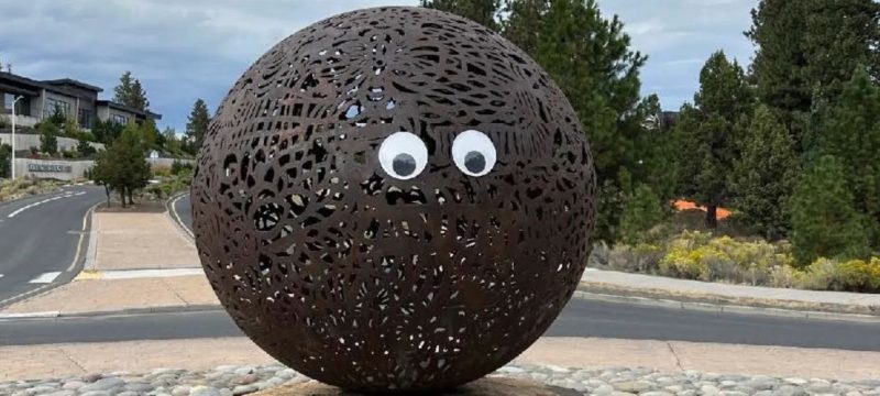 Quirky Googly Eyes Turn Bend Sculptures into a Viral Hit