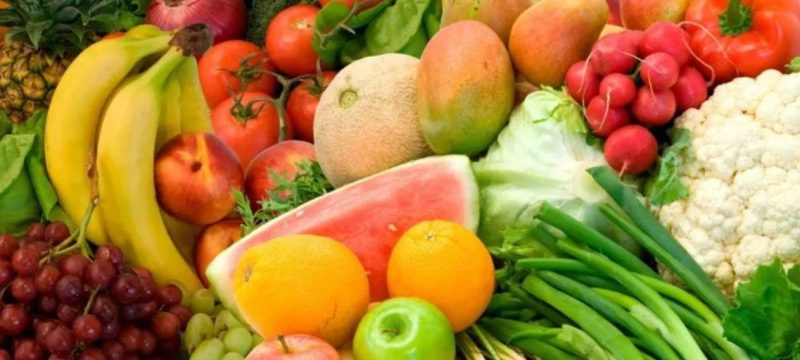The weekly inflation in Pakistan increased by 0.73%, according to new data released by the Pakistan Bureau of Statistics (PBS) on Friday. The report highlights changes in the prices of essential items affecting households nationwide. The year-on-year inflation rate now stands at 2.06%, PBS said in its latest figures. During the last week, prices of 18 key commodities saw an upward trend. These include daily-use food items such as vegetables, poultry, and sugar. Meanwhile, prices of six items dropped slightly, and 27 items remained stable. One of the most notable increases was in broiler chicken, which surged by Rs 39.99 per kilogram. Sugar prices rose by Rs10 per kg, now costing up to Rs185 per kilogram in several markets. Vegetables also saw notable increases. The price of onions went up by Rs5.50 per kg, tomatoes by Rs8, garlic by Rs18, and potatoes by Rs3 per kg. In addition, a steady rise was reported in the prices of mutton, powdered milk, and other household staples. The PBS report indicated that the rising cost of food continues to pressure household budgets across the country. The weekly inflation in Pakistan reflects these ongoing challenges. However, some relief was observed in a few categories. The price of a domestic LPG cylinder dropped significantly by Rs302 during the same week. Eggs became cheaper by Rs1.53 per piece, while moong dal decreased by Rs1.21 per kilogram. PBS issues these reports weekly to monitor price trends of 51 essential items across 50 major urban markets. Economists warn that continued fluctuations in food and energy prices could contribute to long-term inflation concerns. Rising global commodity prices, coupled with domestic supply chain issues, have added to the volatility. The government is expected to review the situation in its next fiscal briefing. Any changes in monetary policy or subsidies may depend on further weekly inflation in Pakistan trends and public response. Also in our coverage, read about the Health CEO and MS arrested over Pakpattan hospital deaths for details on high-profile accountability in healthcare.