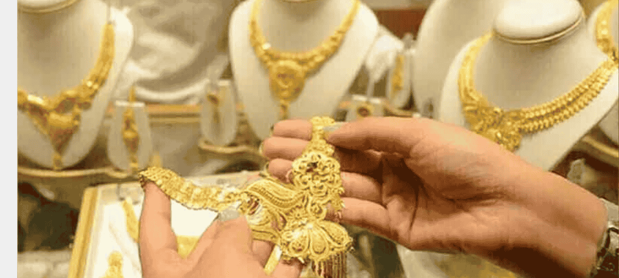 Gold prices decline sharply in domestic and global markets