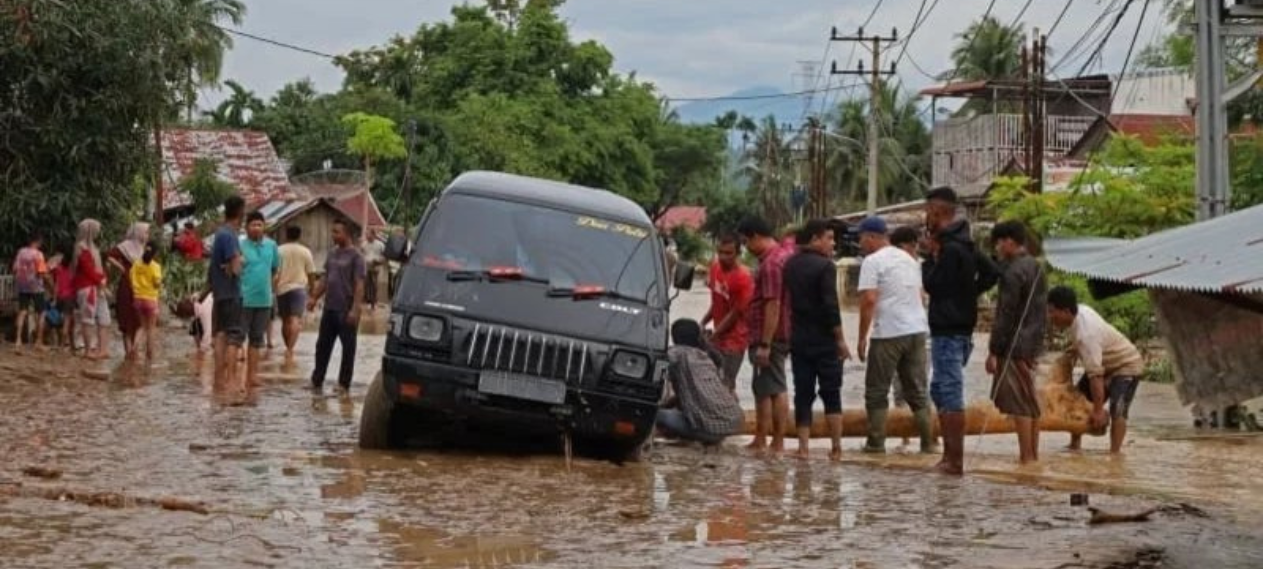 Death Toll From Indonesia Floods And Landslides Passes 700 Amid Rescue ...