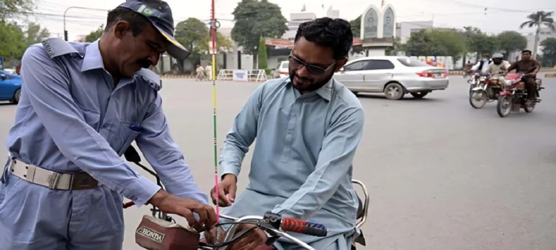 Motorcyclists of Major City Ordered to Install Safety Antennas Before Basant