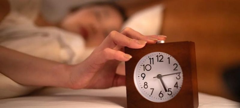 Why Waking Up Early Is Harder During Winter, Health Experts Explain