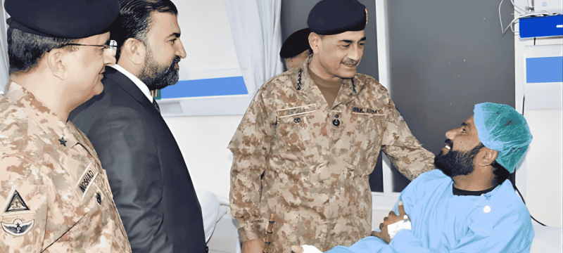 In Quetta, Field Marshal Reviews Anti-Terror Operations And Meets With Wounded Personnel