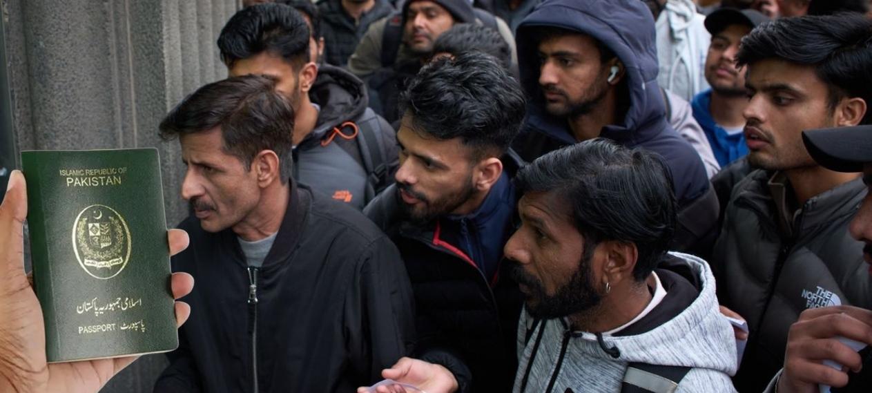 Lost Passports Leave Thousands of Pakistanis in Spain Stuck Amid Immigration Policy