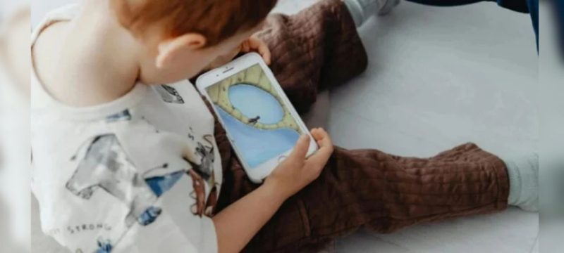 Karachi: Experts Warn Parents Against Mobile Phone Use for Young children’s Health