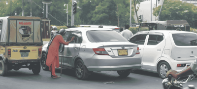Armed Robber Pretending To Be A Beggar Holds Up Motorist On Karachi’s Tariq Road
