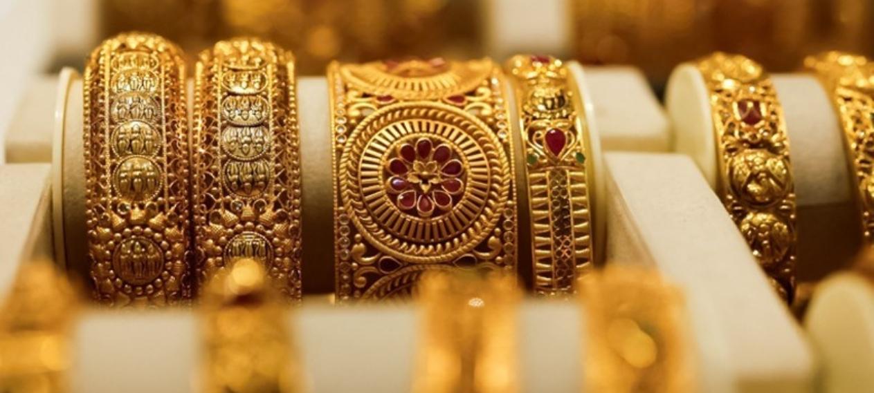 Gold Prices See Sharp Decline in Pakistan, Down Rs5,500 Per Tola