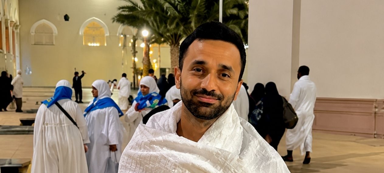 Waseem Badami Wins Praise for Emotional Recitation During Hajj Journey
