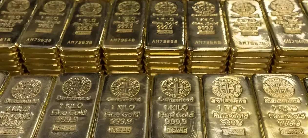 Gold Price in Pakistan Falls as Global Market Shows Weak Trend