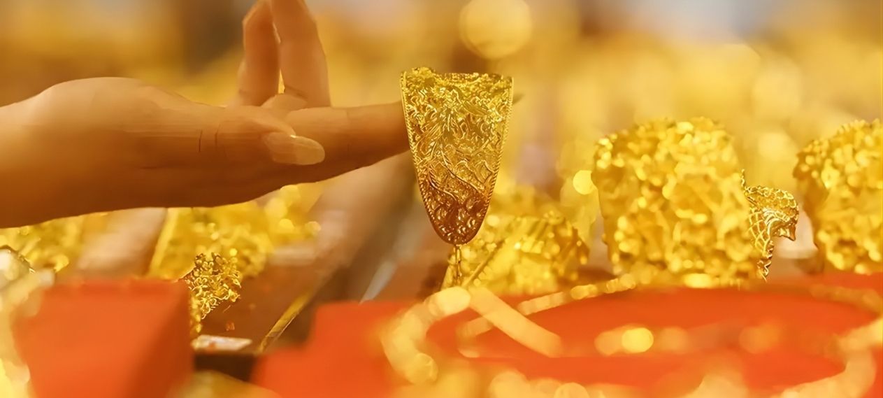 Gold Falls in Pakistan as International Market Sees Another Decline
