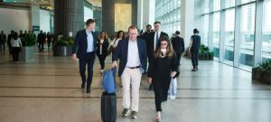 No VIP Protocol! Norway Foreign Minister Arrives in Pakistan on Commercial Flight, Carries His Own Luggage