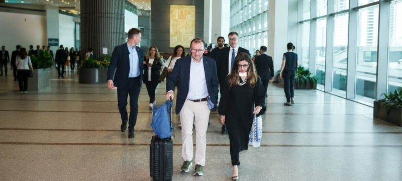 No VIP Protocol! Norway Foreign Minister Arrives in Pakistan on Commercial Flight, Carries His Own Luggage