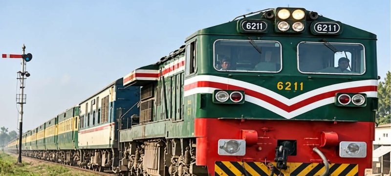 Farid Express Engine Catches Fire Near Kahror Pakka No Casualties Reported
