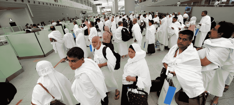 Umrah Pilgrims Face Delays As NADRA Vaccination System Goes Down in Karachi