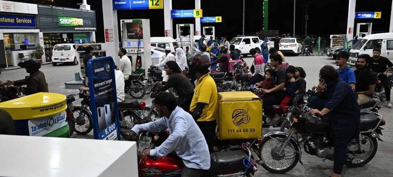 Govt Cuts Petrol Price by Rs. 0.84, Diesel by Rs. 2.63 Per Litre