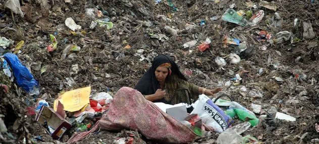 Woman Attacked by Residents After Child Found Near Karachi Garbage Dump