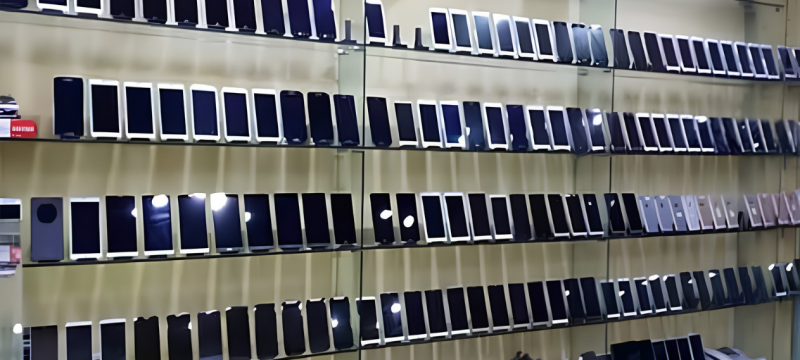 Karachi Shop Robbed of Rs2.8 Million in Mobile Phones After Lock Tampering